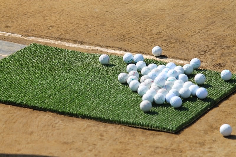 ゴルフボールとマット