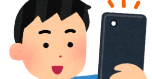 スマホの画面を見る男性